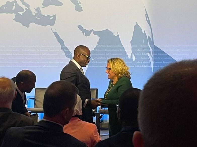 Smart Africa DG Lacina Kone und BMZ-Ministerin Svenja Schulze geben sich die Hand.