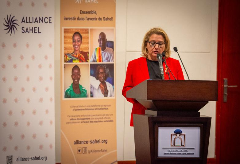 La ministre allemande du développement, Svenja Schulze, s'exprime devant un pupitre.