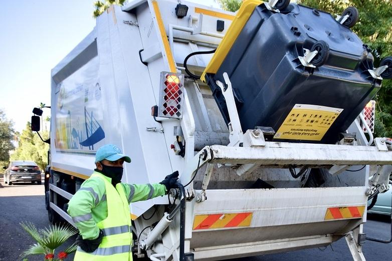 Ein Mitarbeiter der Müllabfur an einem Müllwagen