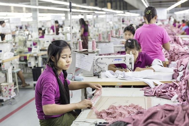 A seamstress manufactures t-shirts: GIZ/Sabrina Asche