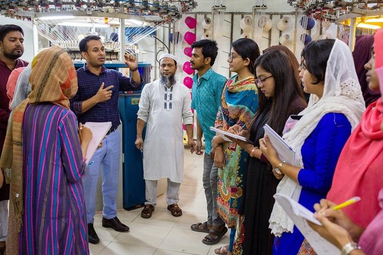 Studierende nehmen an einer Lehrveranstaltung teil.