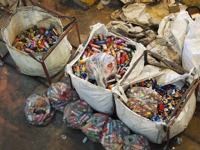 Cans, spray cans and bottle caps © GIZ / CSP