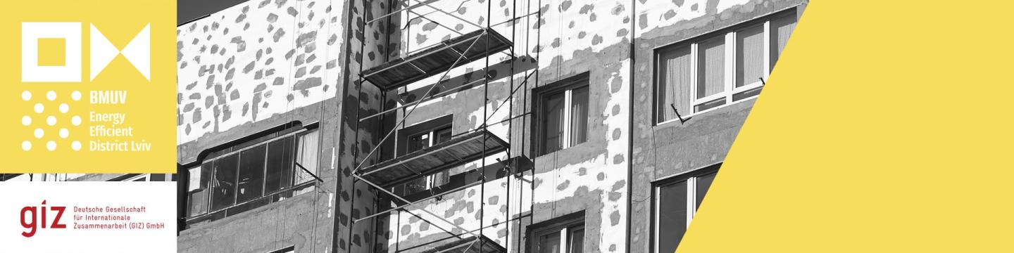 Ein Wohnhaus mit Baugerüst und Sanierungsarbeiten an der Fassade.