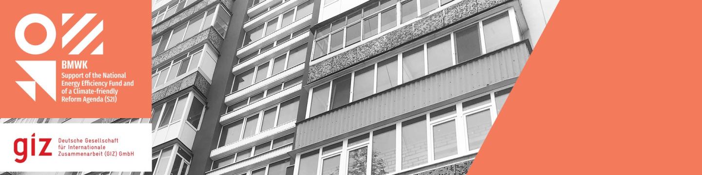 Logo des Projekts und der GIZ mit einem Wohngebäude im Hintergrund.