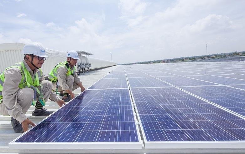 gizIMAGE_workers-installing-solar-panels