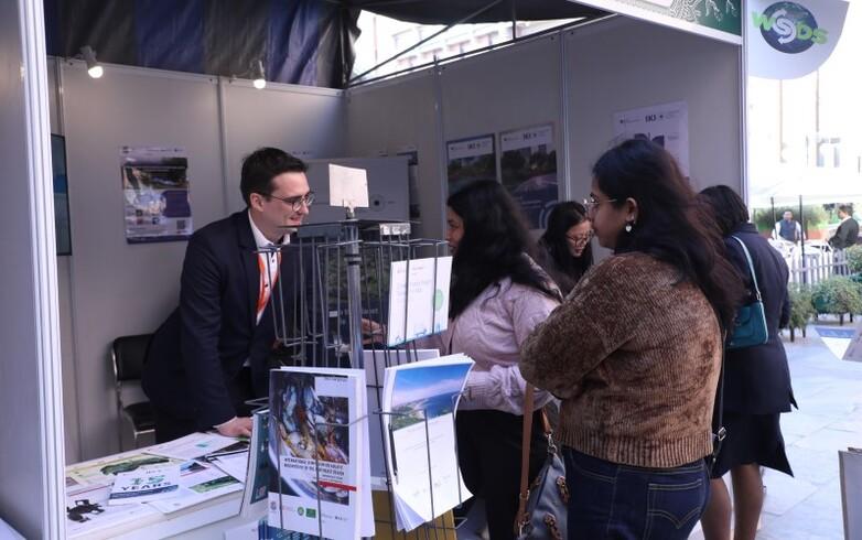 Nahaufnahme einer Diskussion am Stand des Deutsch-Indischen Projekts für Klima-Aktionen beim Weltgipfel für nachhaltige Entwicklung 2024.