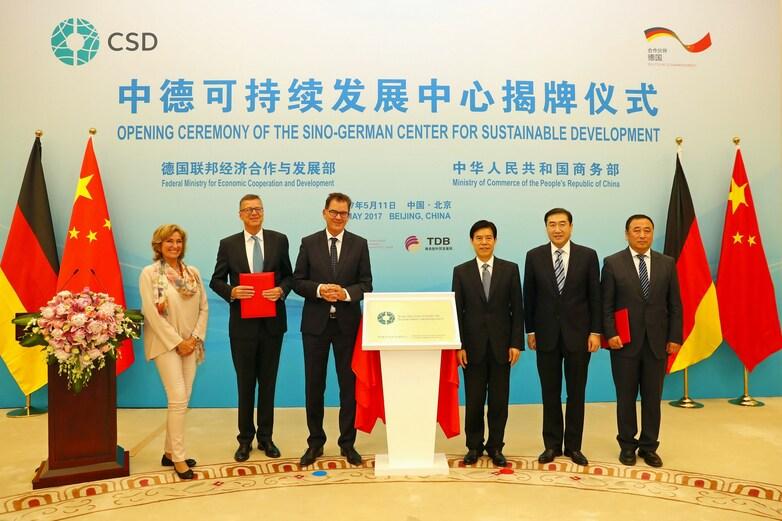 Deutsche und chinesische Vertreter*innen stehen bei der ZNE-Eröffnungszeremonie zusammen.