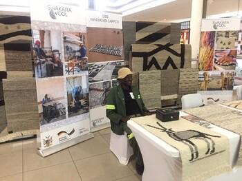 Handgewebte Teppiche aus Swakara-Wolle auf der Made-in-Namibia Fair 2019