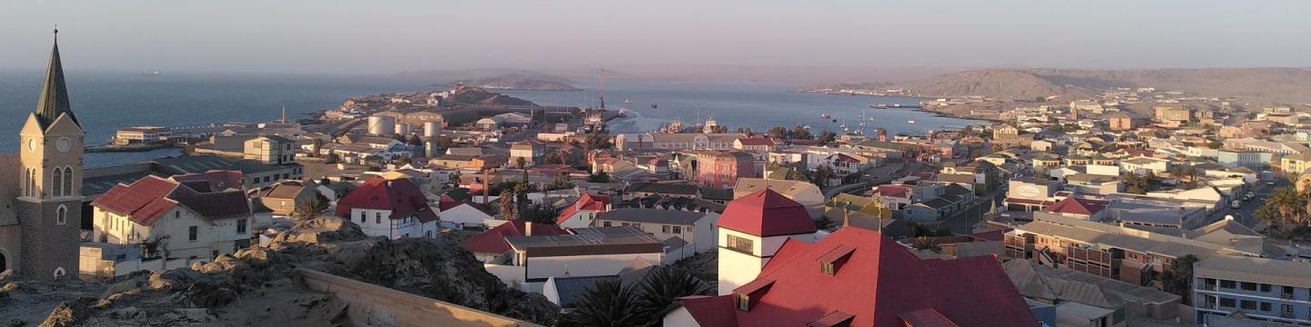 Blick auf die Stadt Lüderitz in der Region ǁKharas, Namibia.
