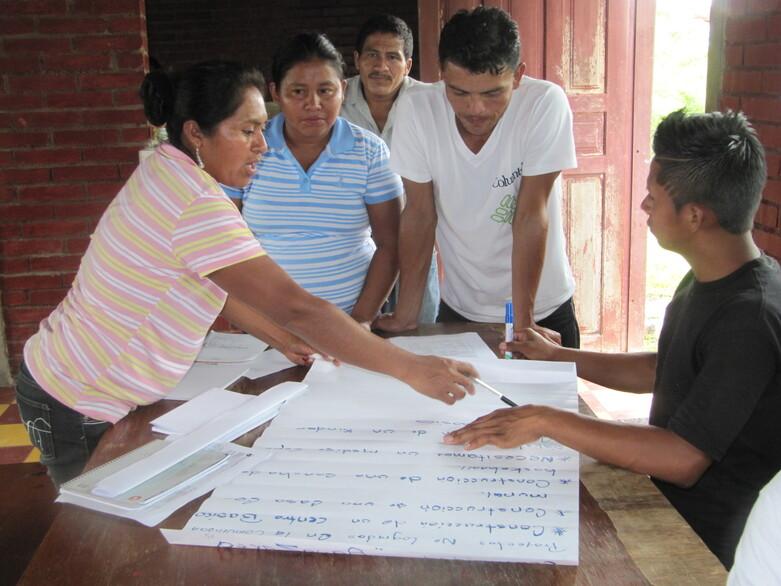 Borne fontaine: Eine Zapfstellenbetreiberin in der Region Kayes. © GIZ / Simone Schnabel
