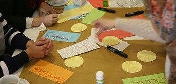 Sonderinitiative „Fluchtursachen bekämpfen – Flüchtlinge reintegrieren“. Jordanien. Beitrag einer Gruppe syrischer Stipendiatinnen im Rahmen der Ausstellung „Nachrichten zum Welt-Flüchtlingstag 2015“ im GIZ-Büro Amman (Foto: Henrike Hilgenfeld) © GIZ