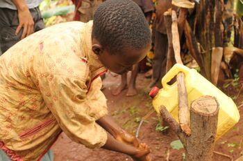 Garçonnet se lavant les mains – l’accès à l’eau salubre, essentiel pour l’hygiène corporelle