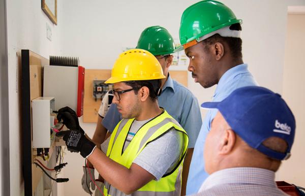 Tunesien. Spannungsmessung am Sicherheitskasten einer Photovoltaikanlage zu Lehr- und Lernzwecken im Berufsbildungszentrum der Technopôle de Borj Cedria. © GIZ