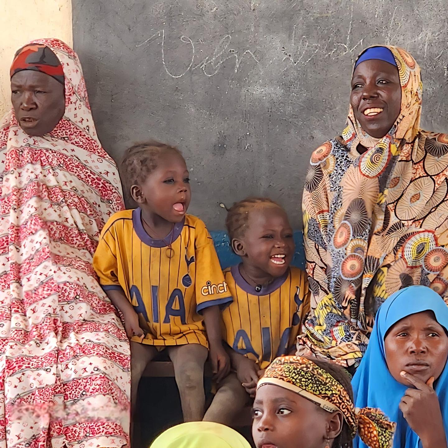 Eine Gruppe von Frauen und Kindern, die aus Nigeria in den Niger geflohen sind.