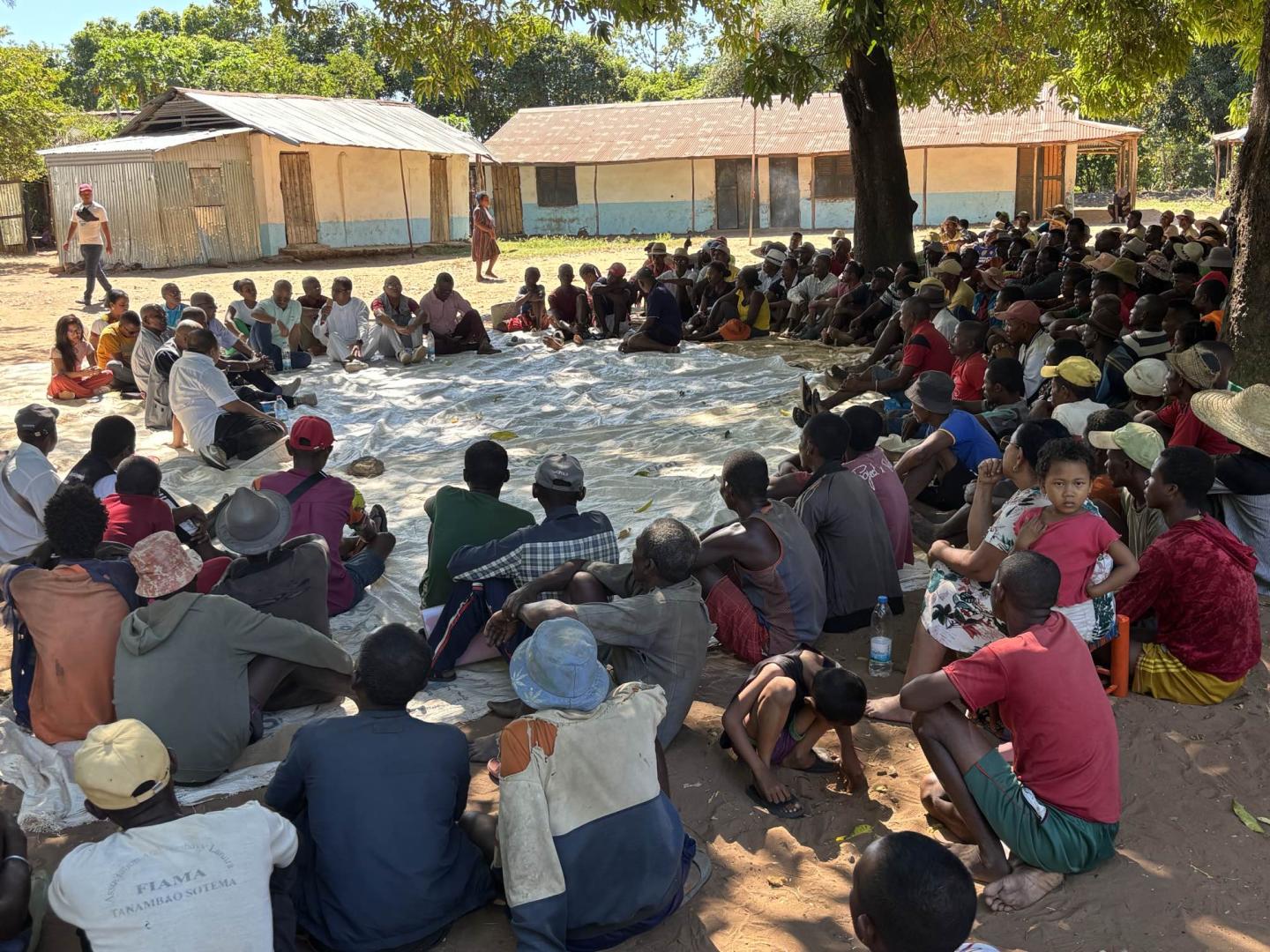 Un groupe de personnes est assis  en cercle.