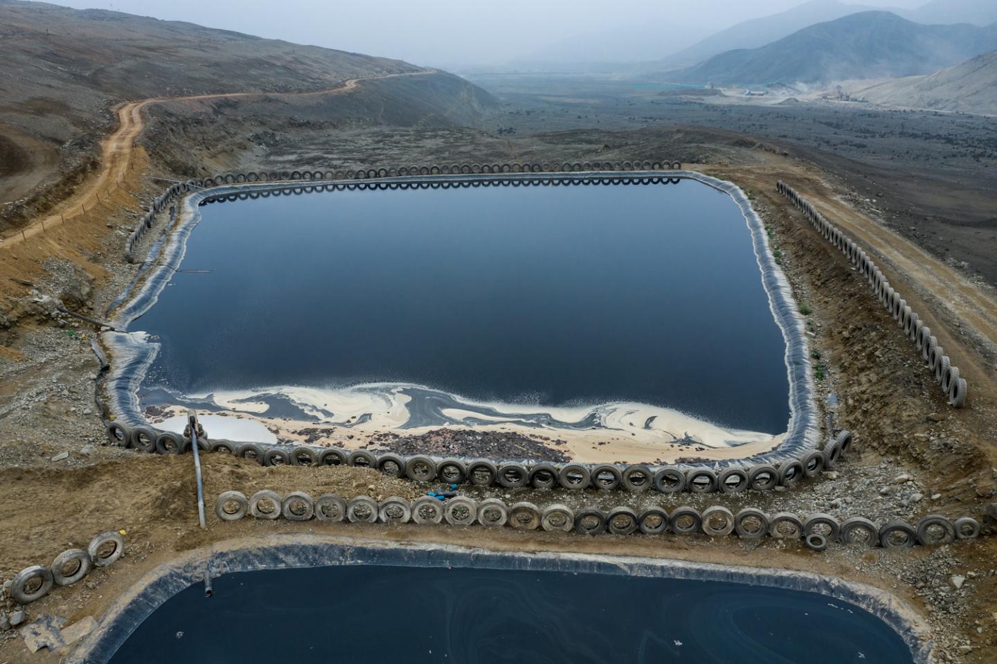 Un extenso estanque en medio de un paisaje árido.