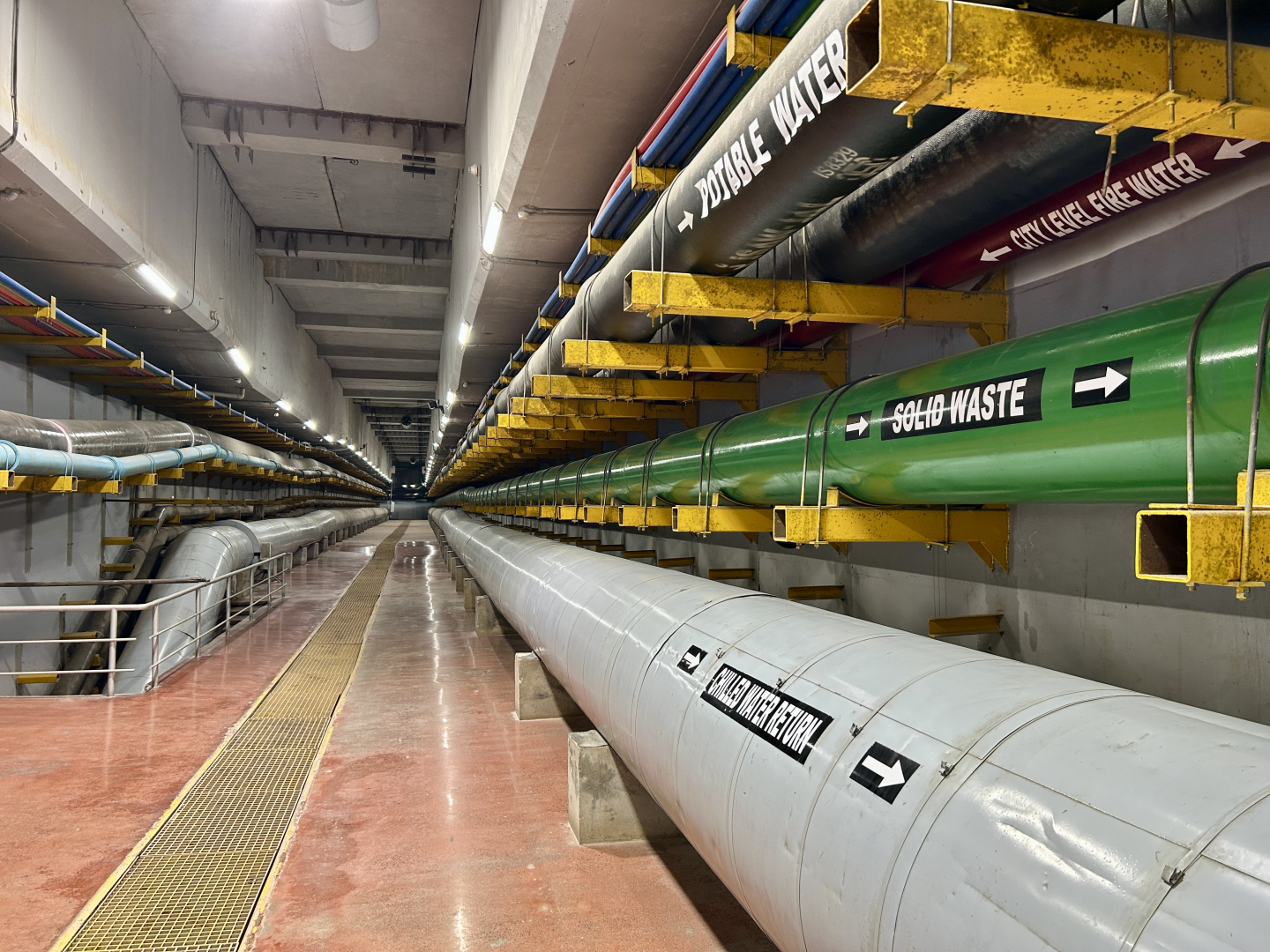 Fernkühltunnelsystem mit großen Rohren, die Wasser verteilen und Abwässer sammeln.
