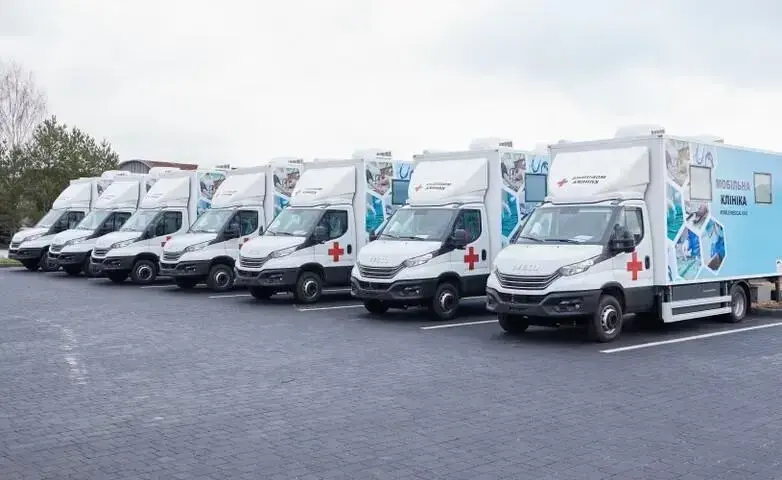 Низка припаркованих мобільних клінік в Україні, які надають медичні послуги населенню віддалених громад.