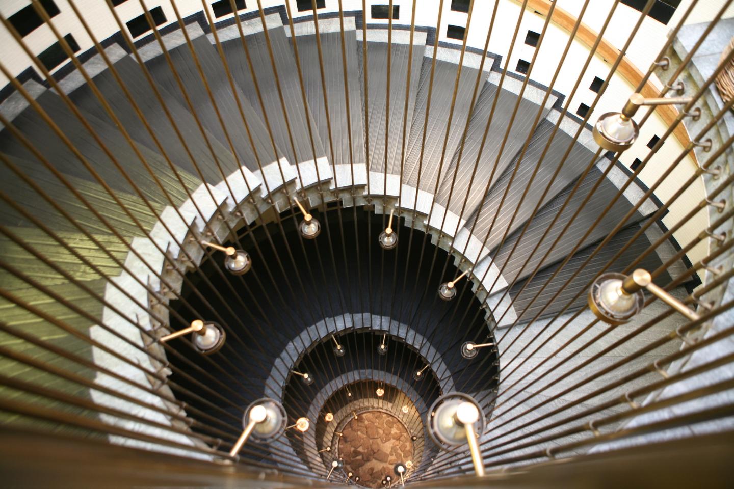 Vista de la escalera de caracol del edificio principal de la Comisión Económica de las Naciones Unidas para América Latina y el Caribe, en Santiago de Chile.