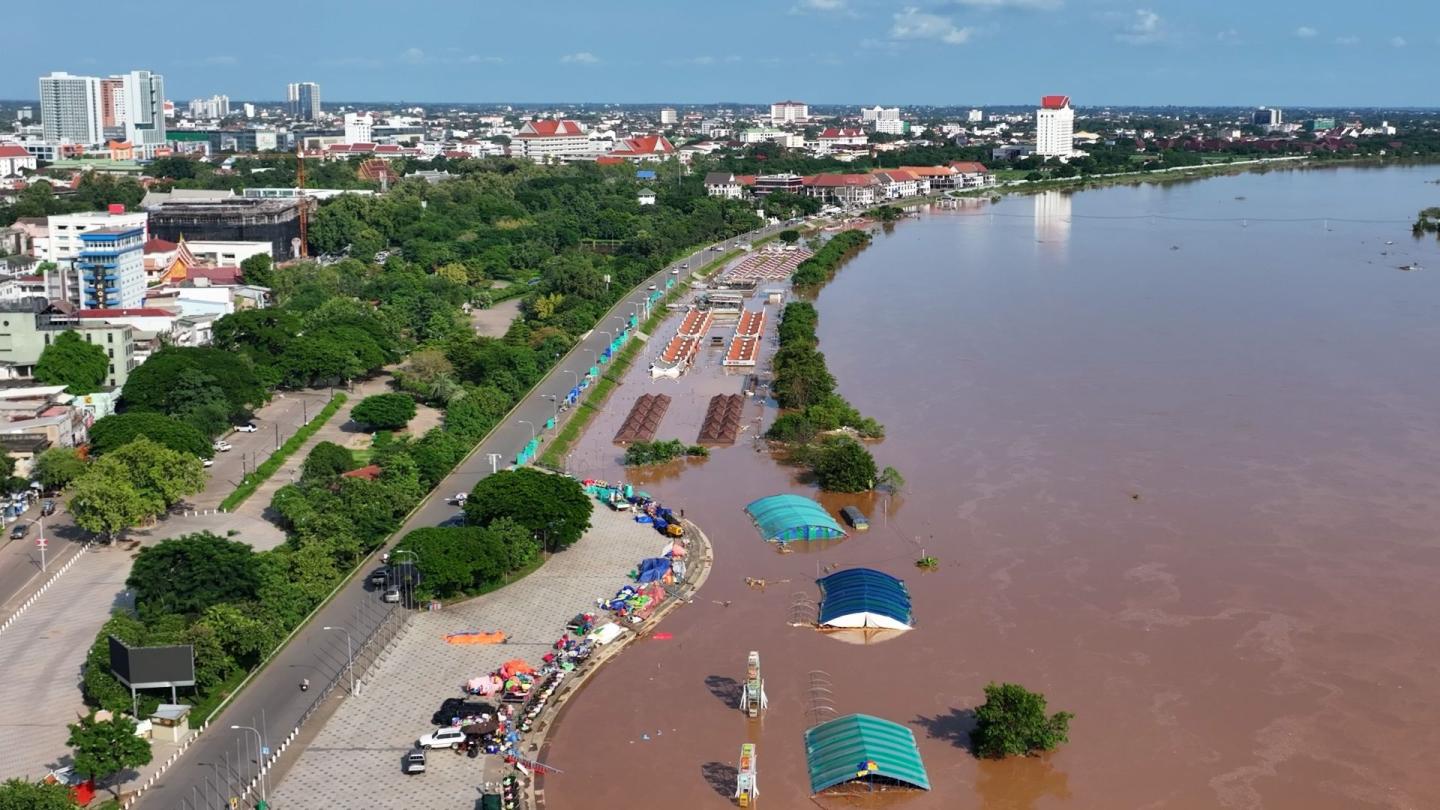 Stadtansicht, die von Wasser umgeben ist.