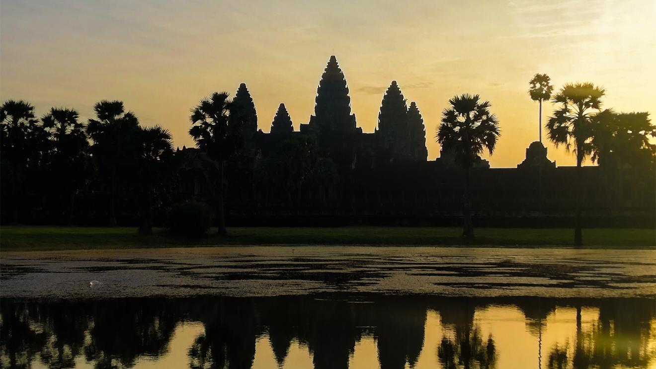 Silhouette des Temples von Angkor im Abendlicht