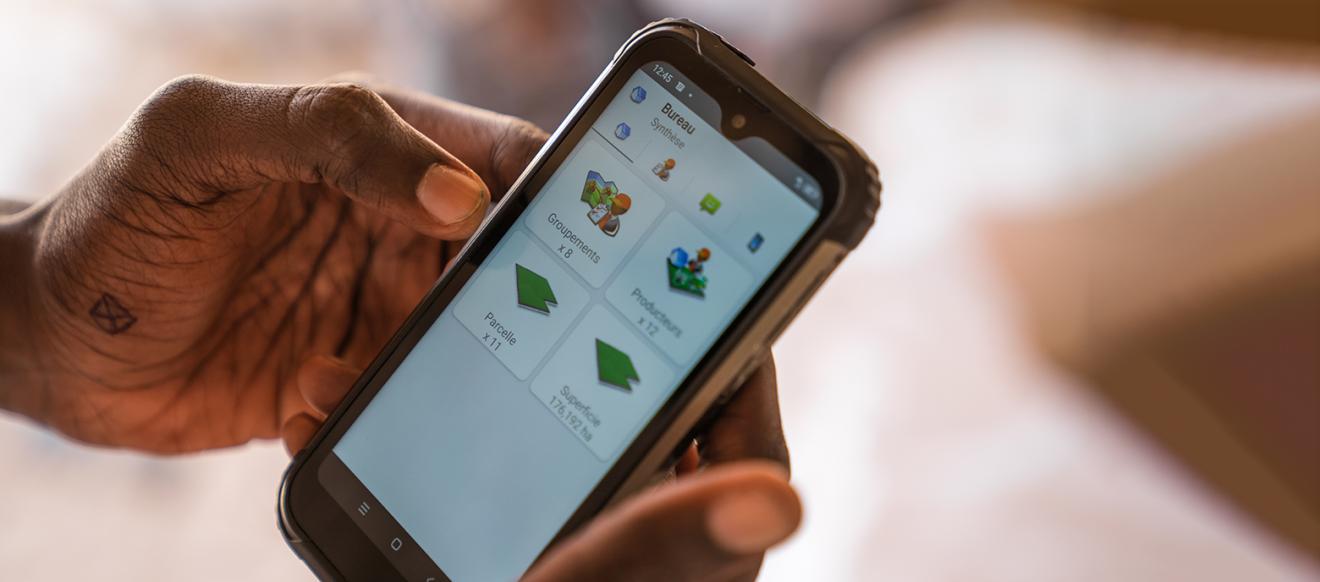 Hände, die ein Smartphone halten