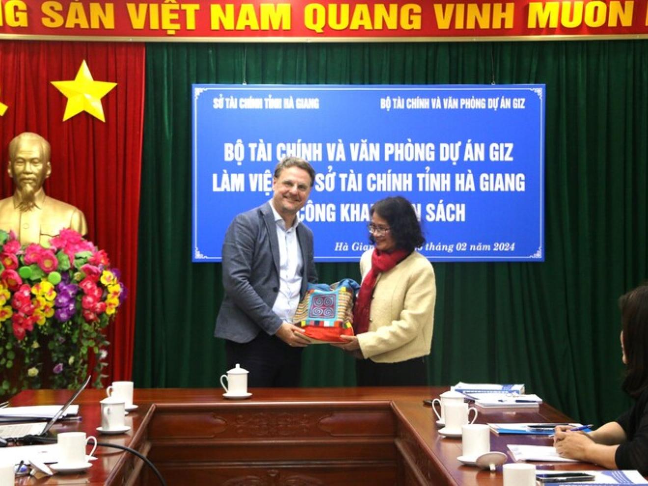 Representative of Ha Giang Province presenting tokens of appreciation to GIZ representative