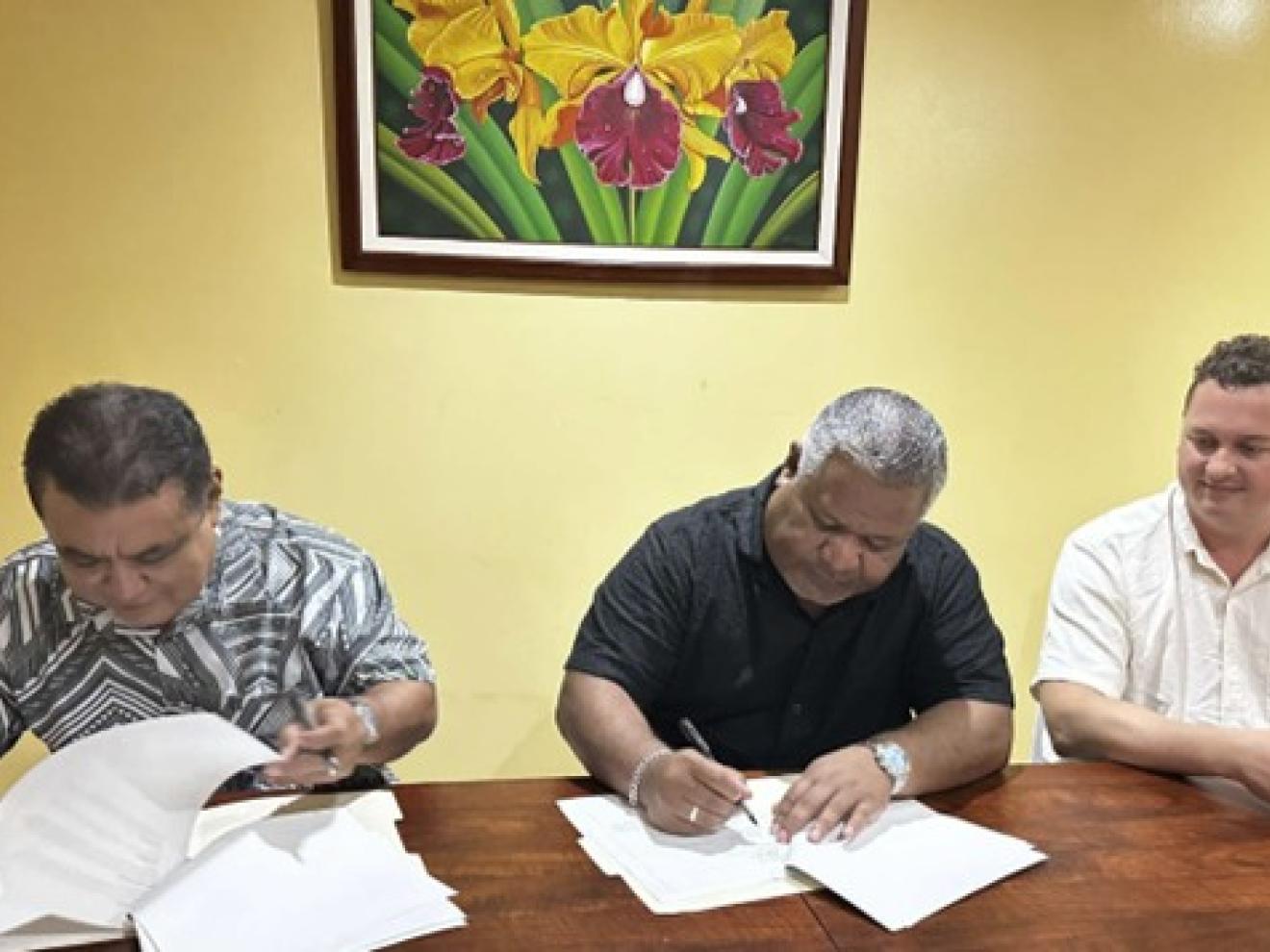 Männer sitzen an einem Tisch