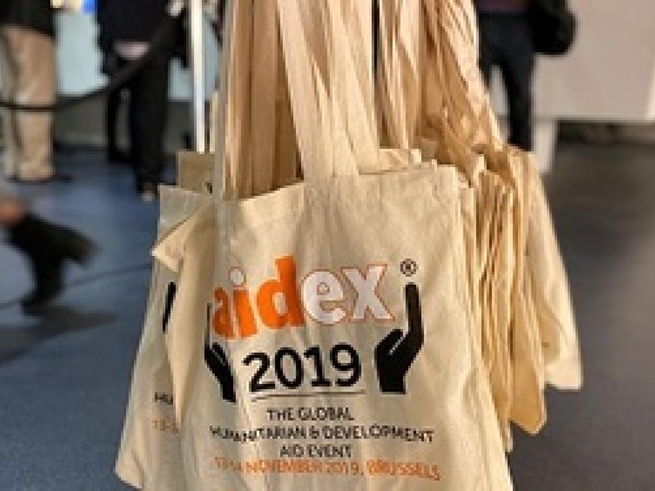Viele Taschen von aidex 2019 hängen an einer Stange