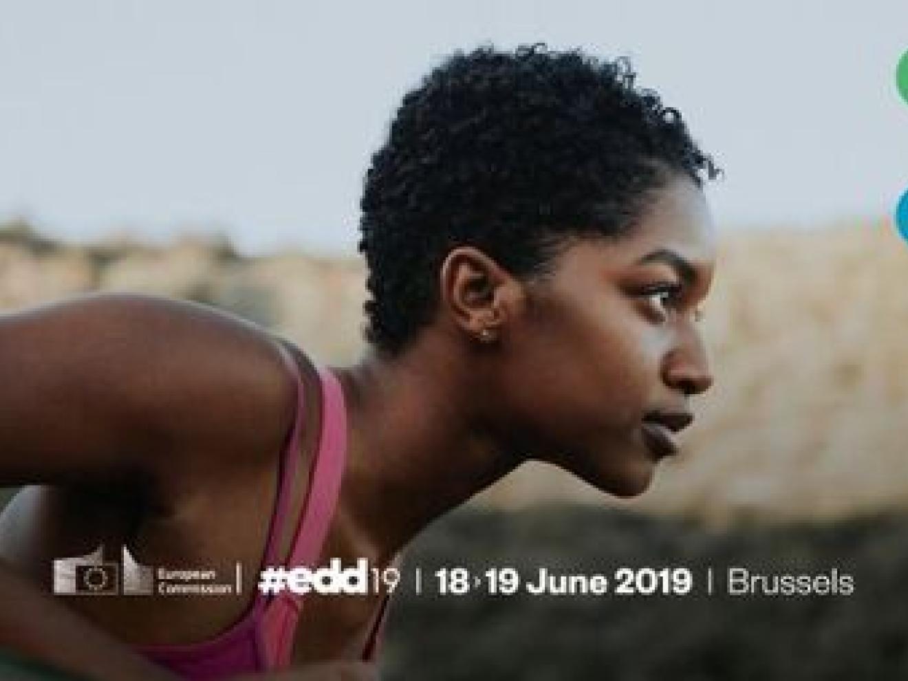 Man sieht eine Frau von der Seite, die nach vorne schaut