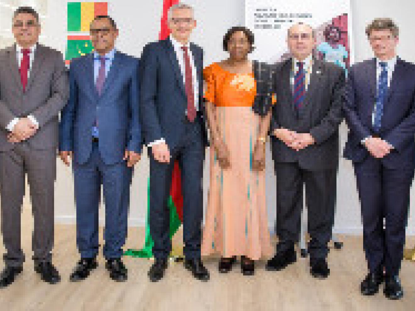 Viele Personen stehen nebeneinander