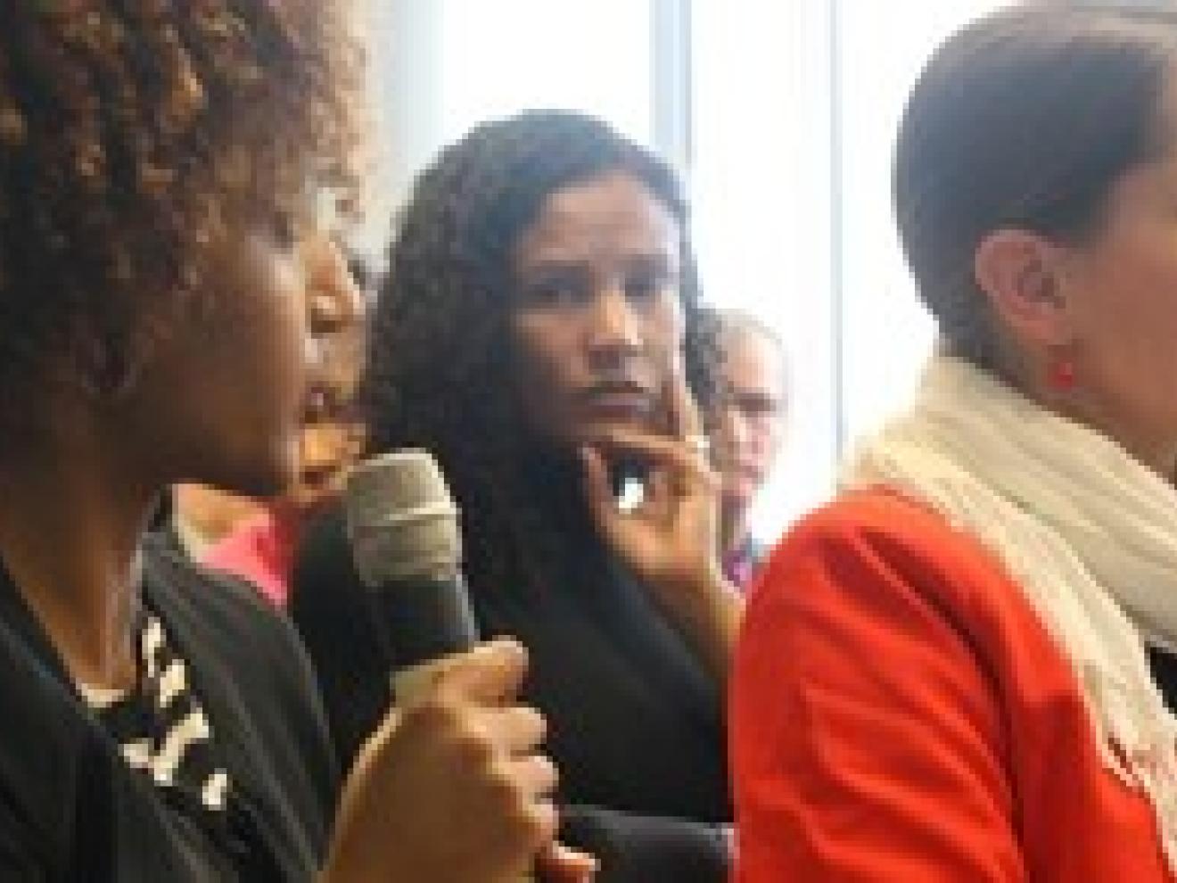 Frau hält ein Mikrofon