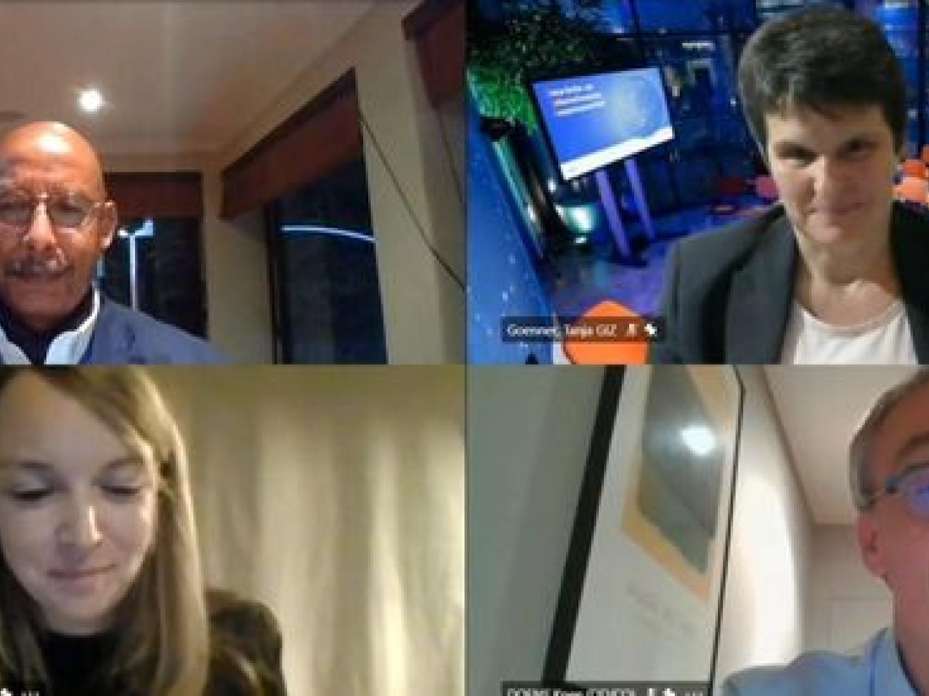 Screenshot von einem Teamscall mit vier Personen