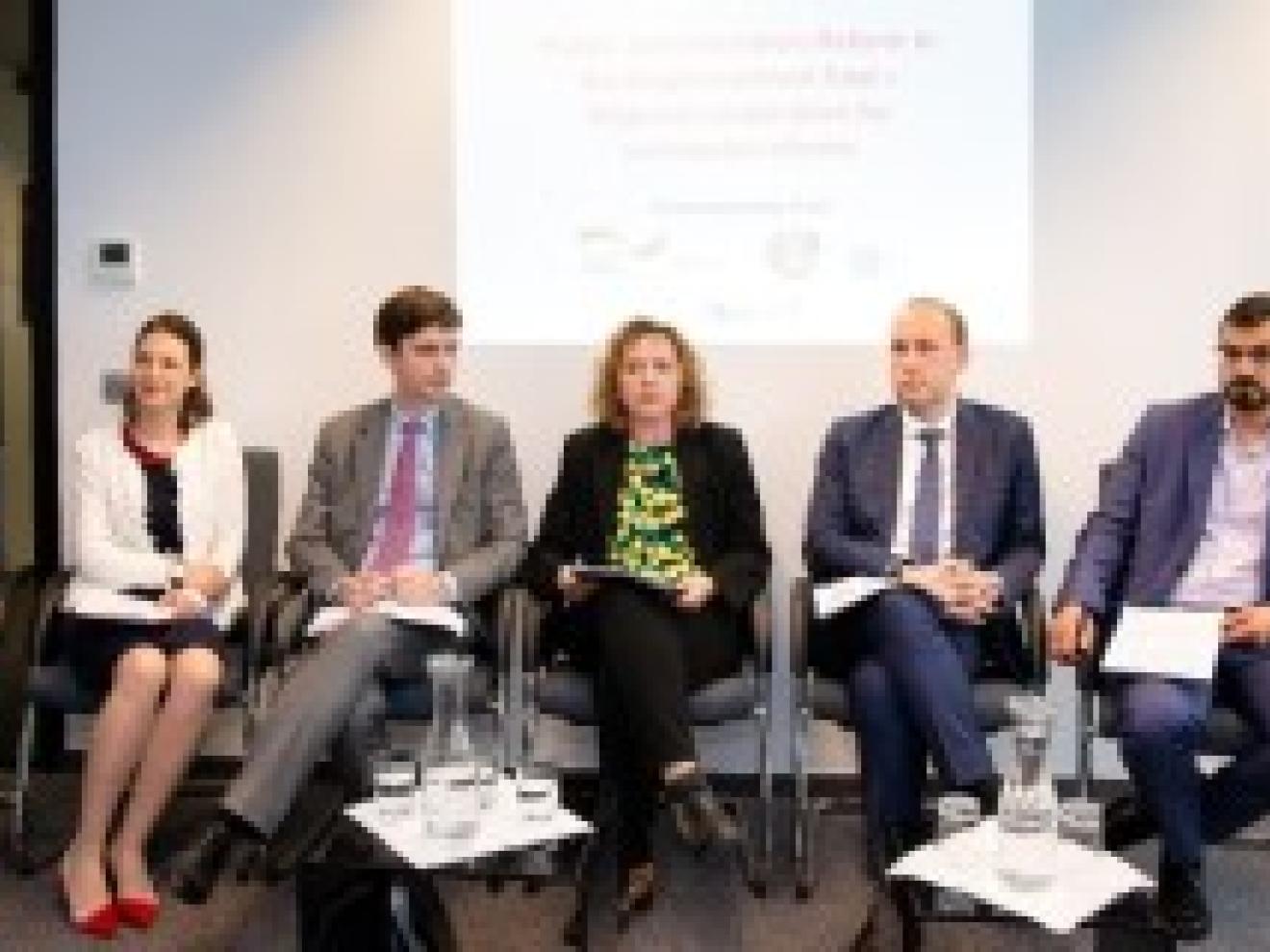 Personen sitzen nebeneinander