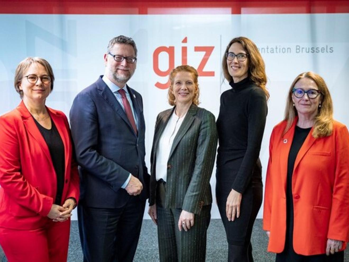 Der Vorstand der GIZ steht mit zwei Mitgliedern des Belgischen Ministerium zusammen