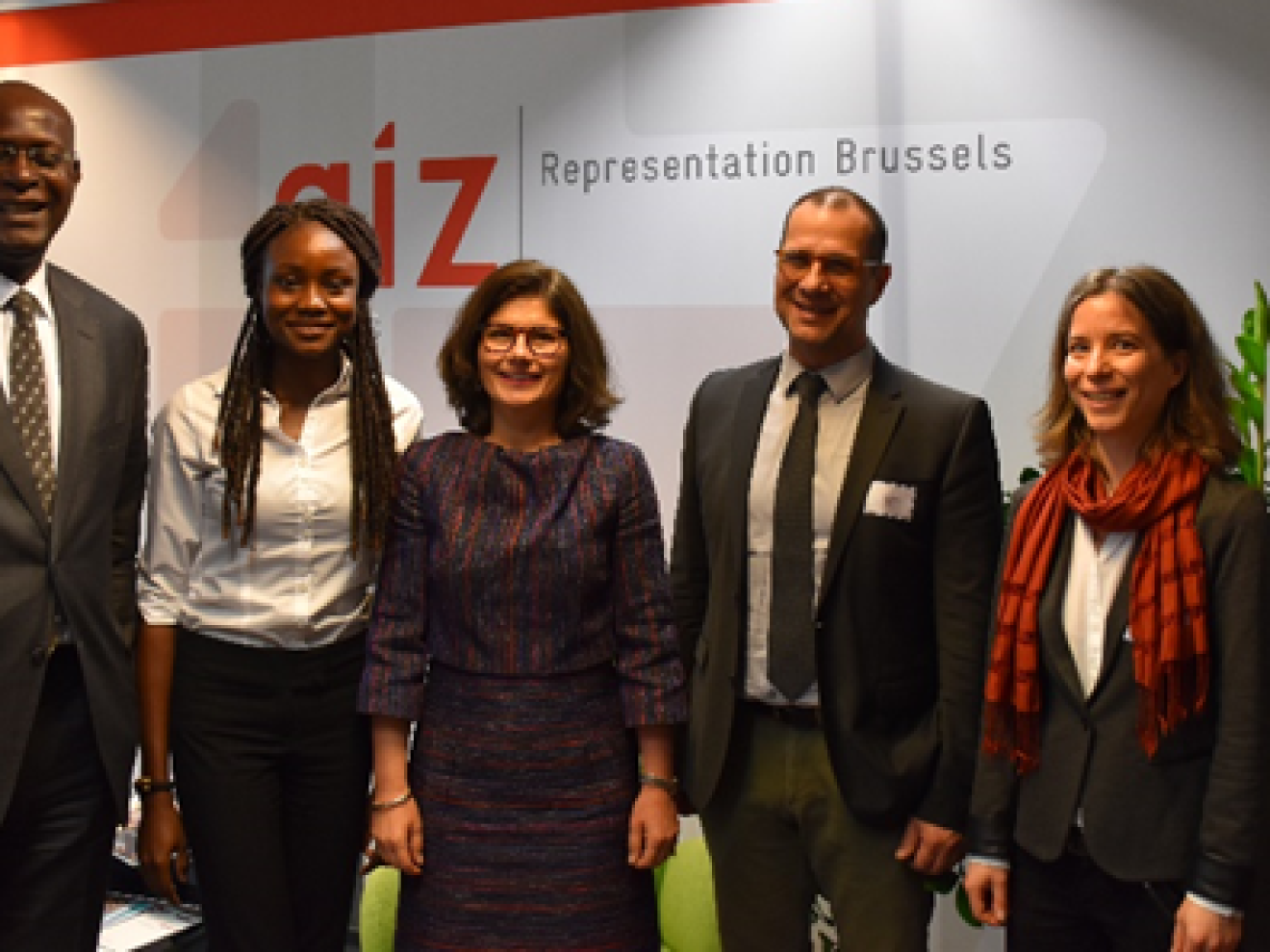 5 Personen stehen nebeneinander