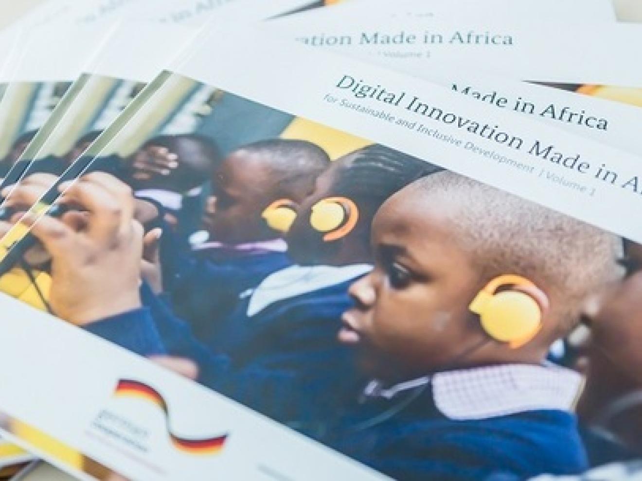 Viele Ausdrucke von "Digital Innovation Made in Africa" liegen aufeinander