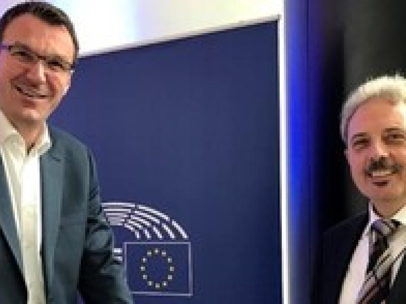 Zwei Männer schauen in die Kamera