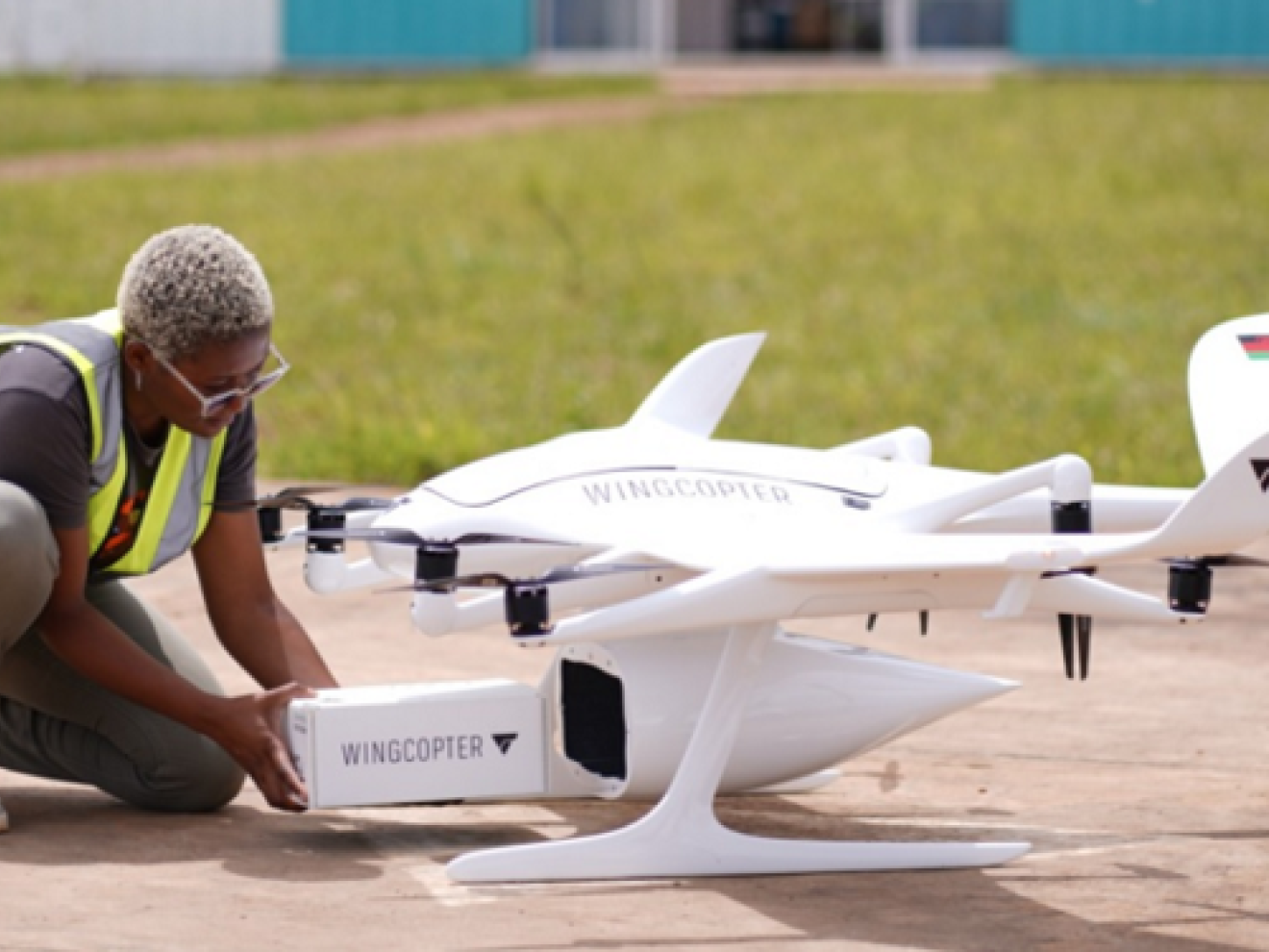 Eine Person hält eine Drohne.