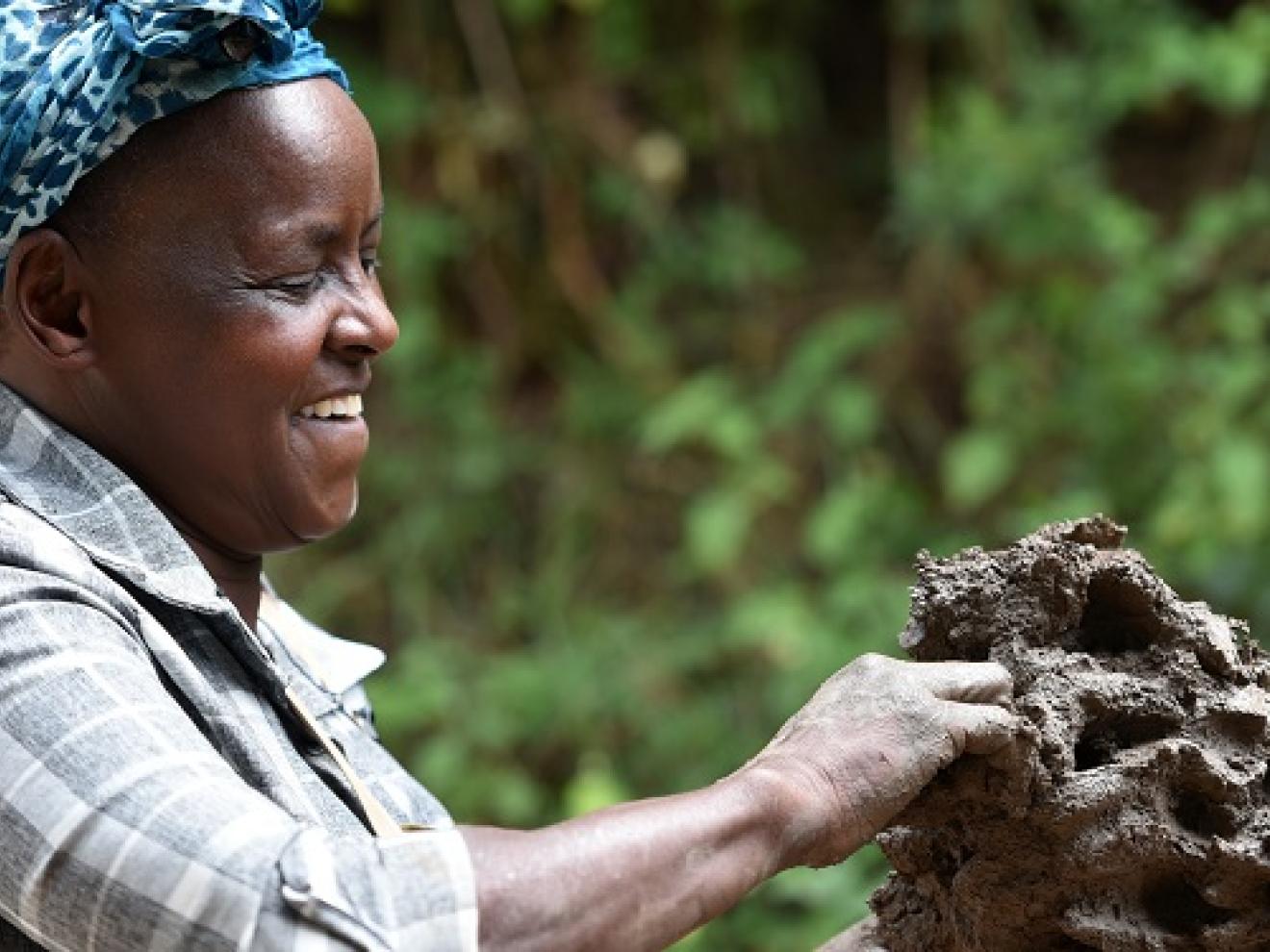 Kenianerin formt Ton für Kochherd.
