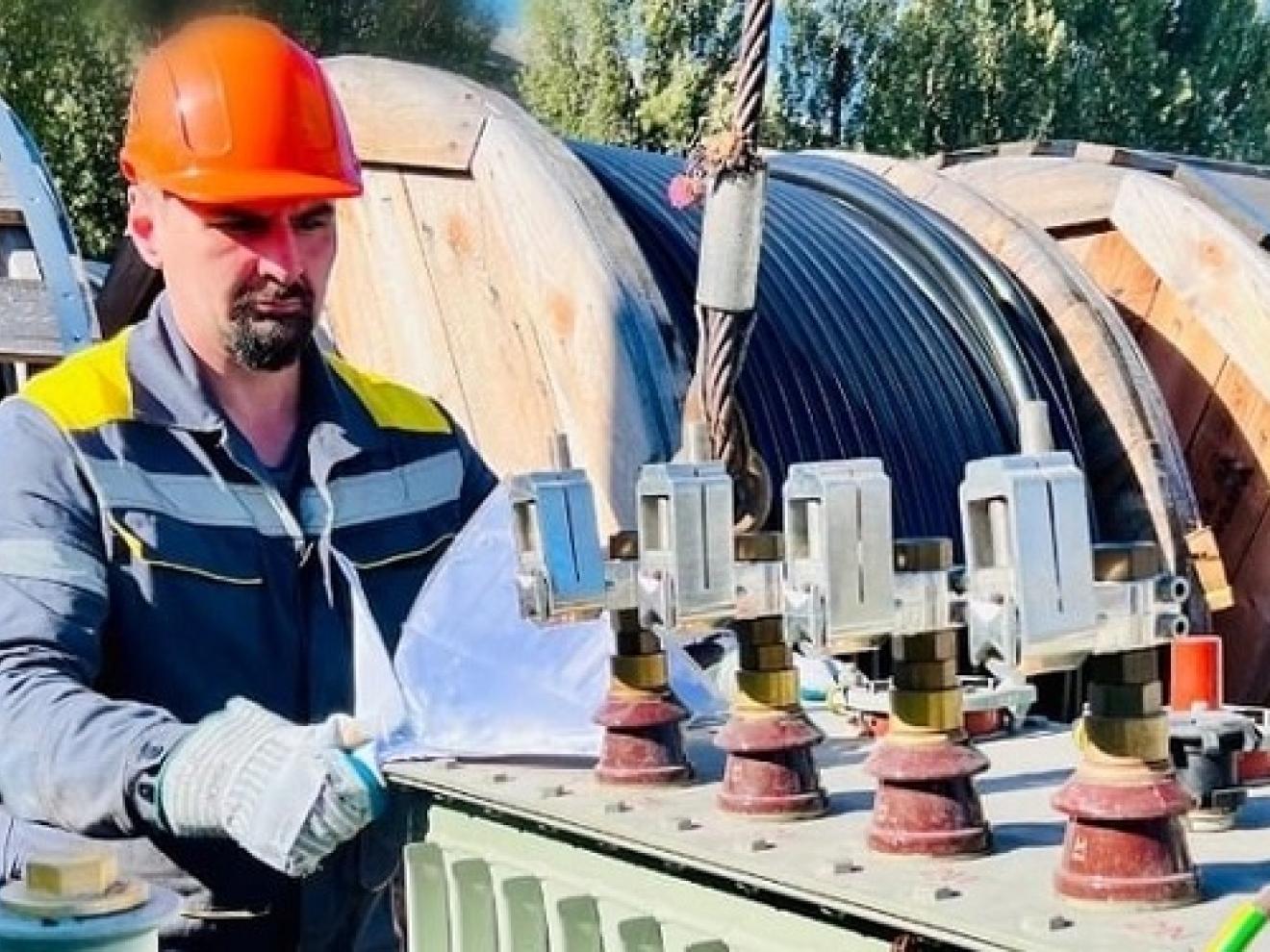 Lieferung von Materialien für das Stromnetz.