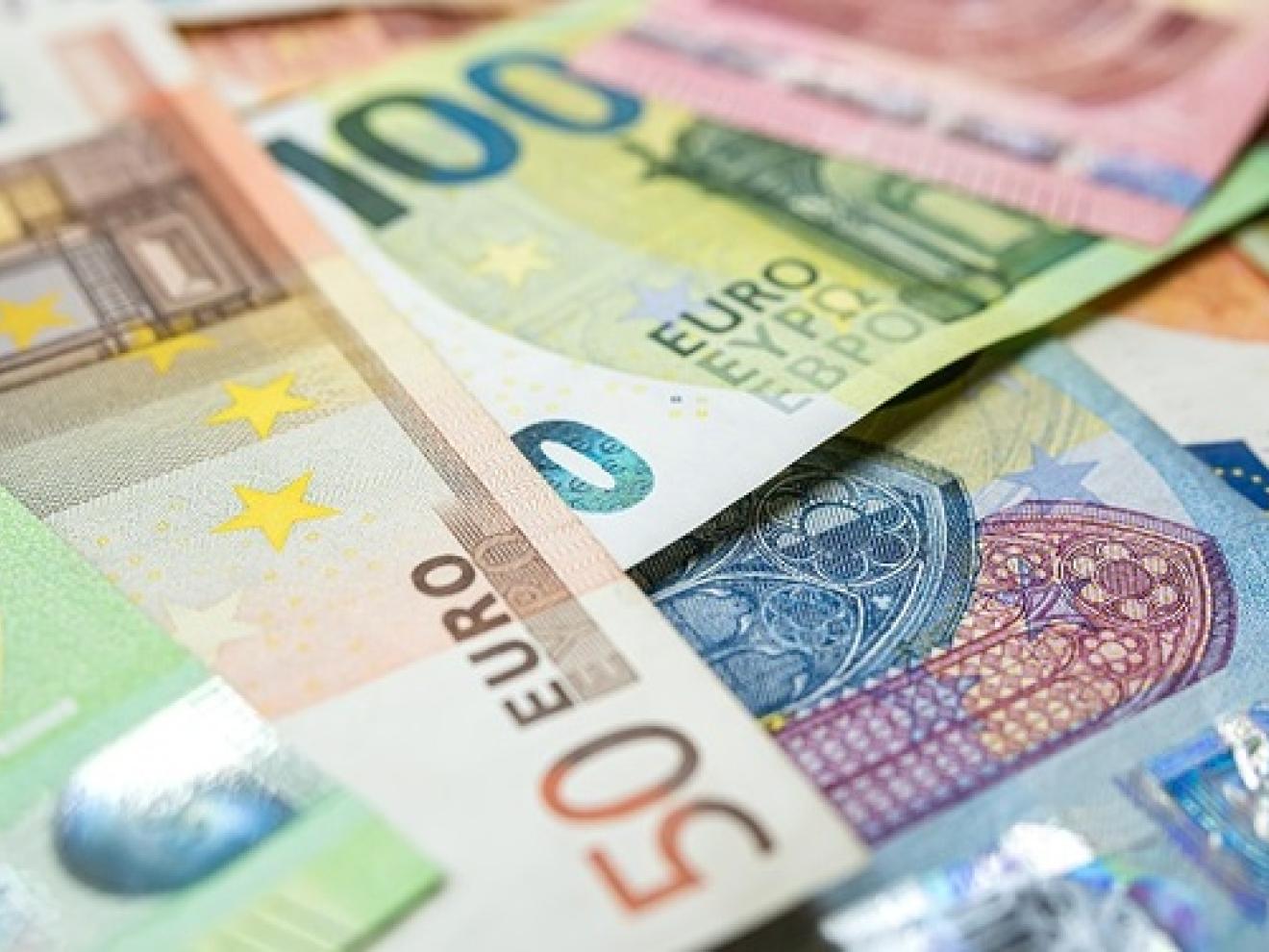 Diverse Euro-Scheine liegen durcheinander auf einem Tisch.