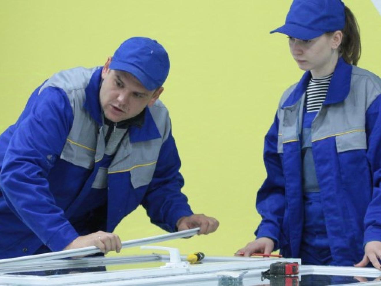 Viktoriia learns to install windows in such a way that they insulate in the best possible way.