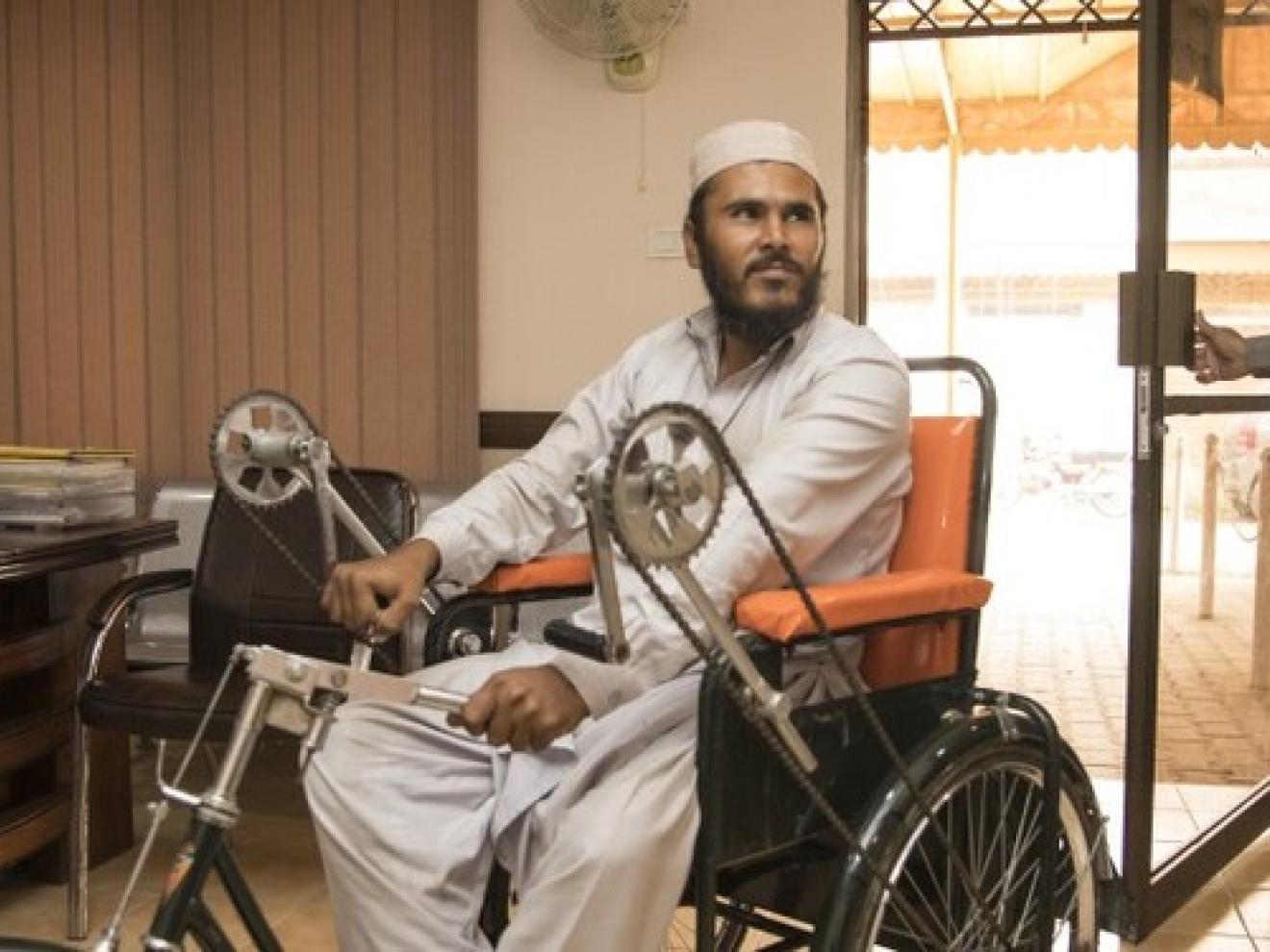 Eine Person im Rollstuhl.