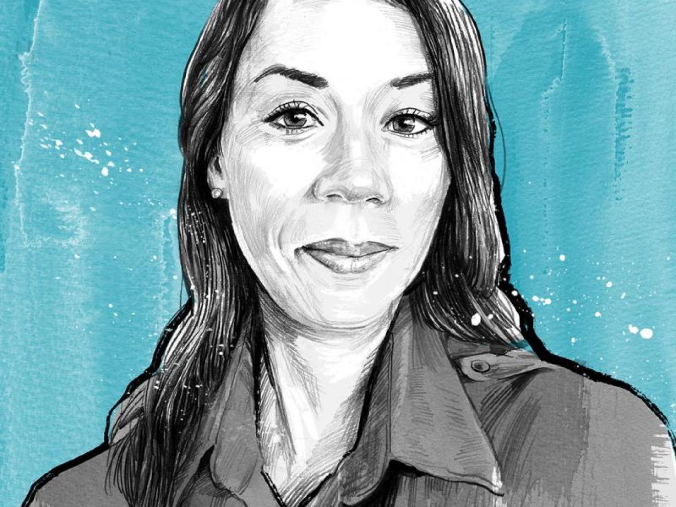 Gezeichnetes Porträt einer Frau mit langen dunklen Haaren und Hemd vor einem strukturierten türkisblauen Hintergrund.