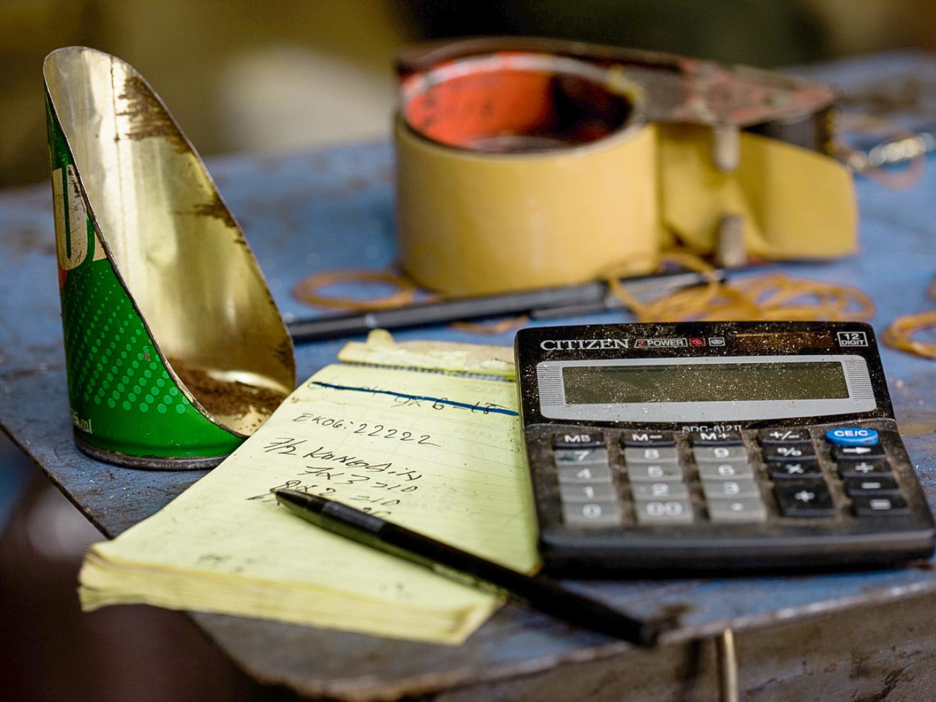 Ablage mit einem Notizblock und einem Taschenrechner