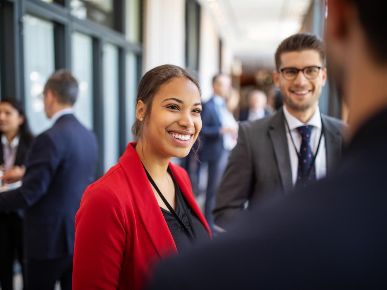 Menschen treffen sich im beruflichen Umfeld
