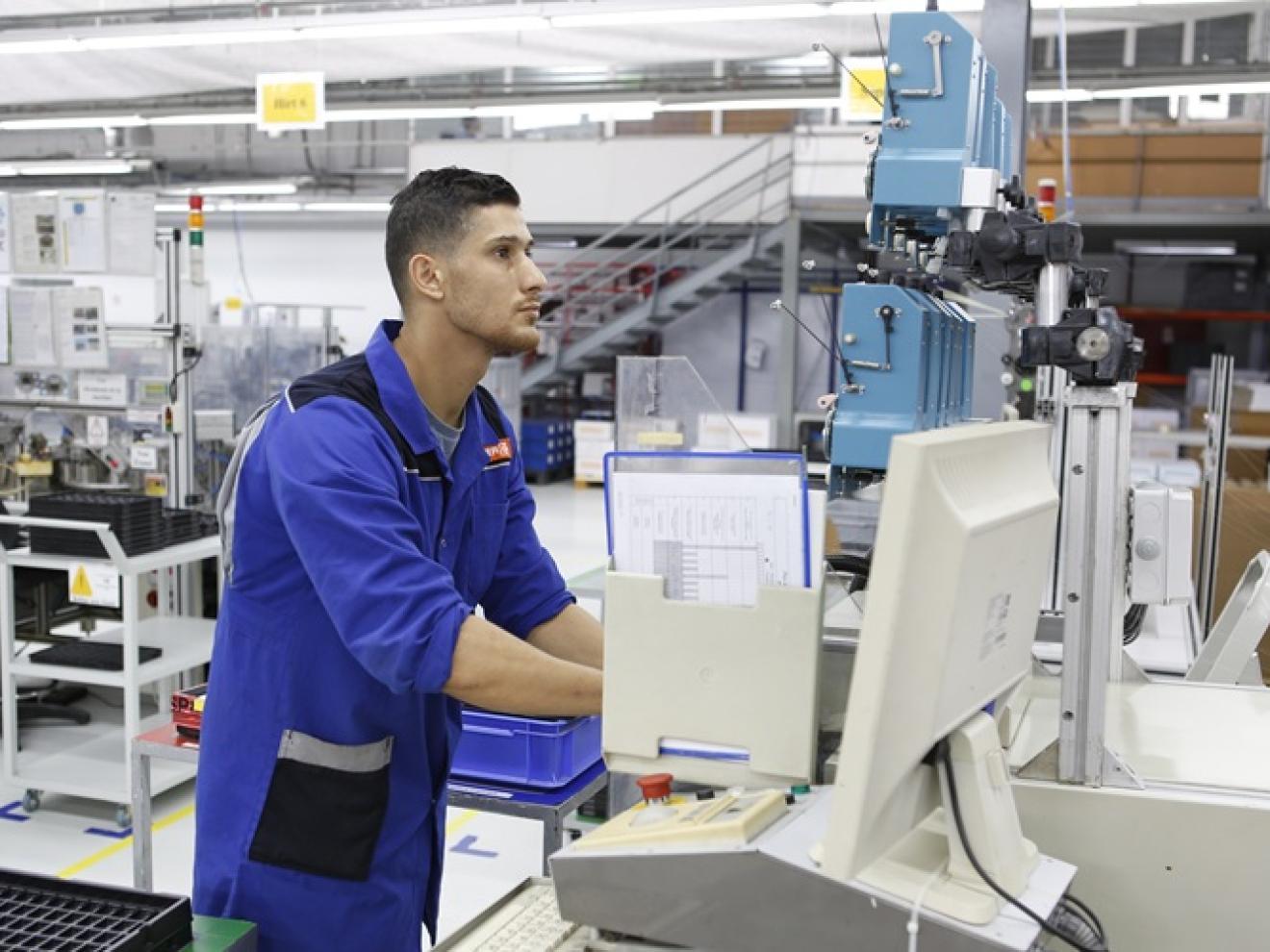 An employee of Gruner AG at the factory in Tunisia.