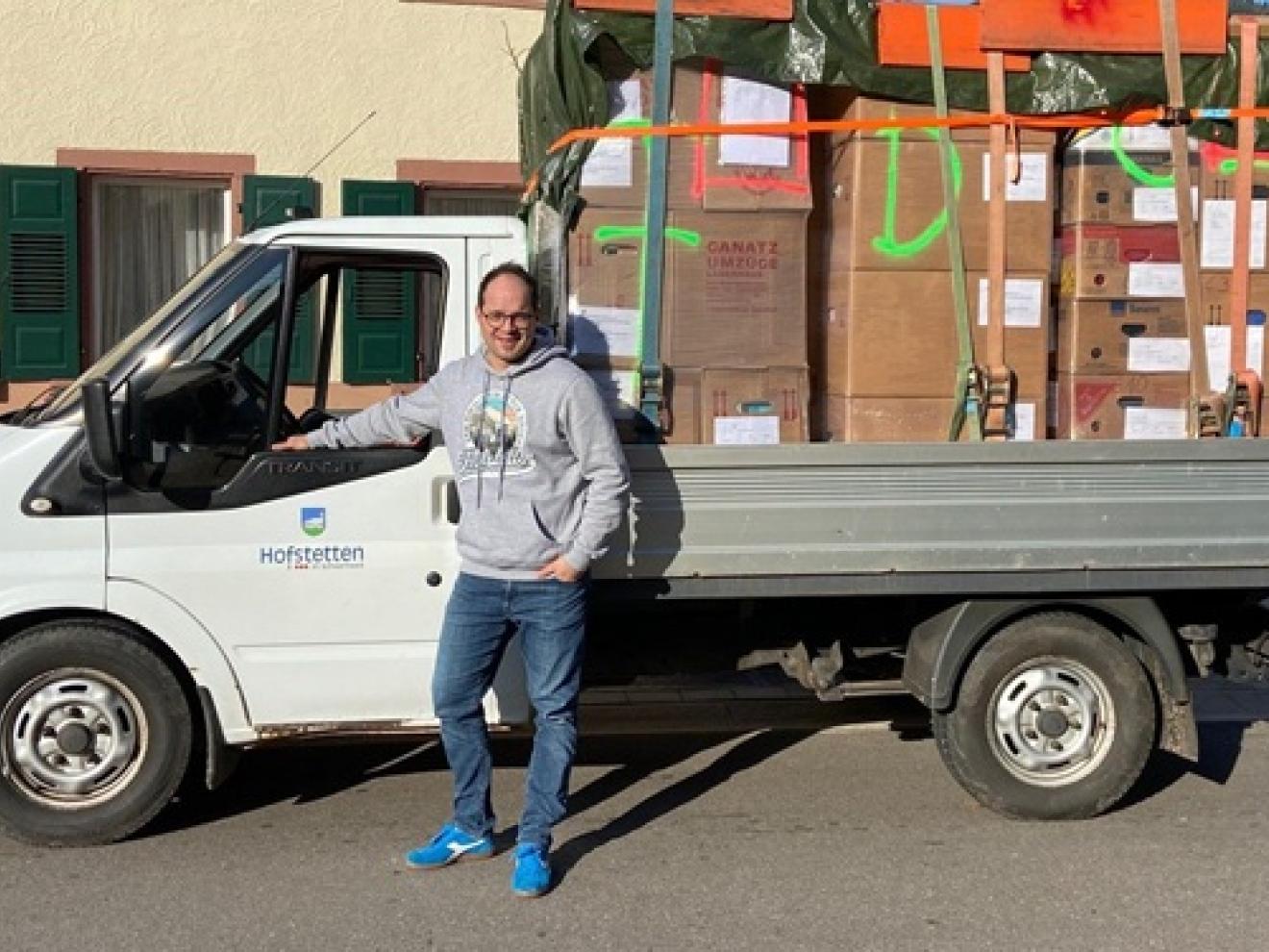 Mayor Martin Assmann stands in front of a truck with supplies for the partner community Ukraine