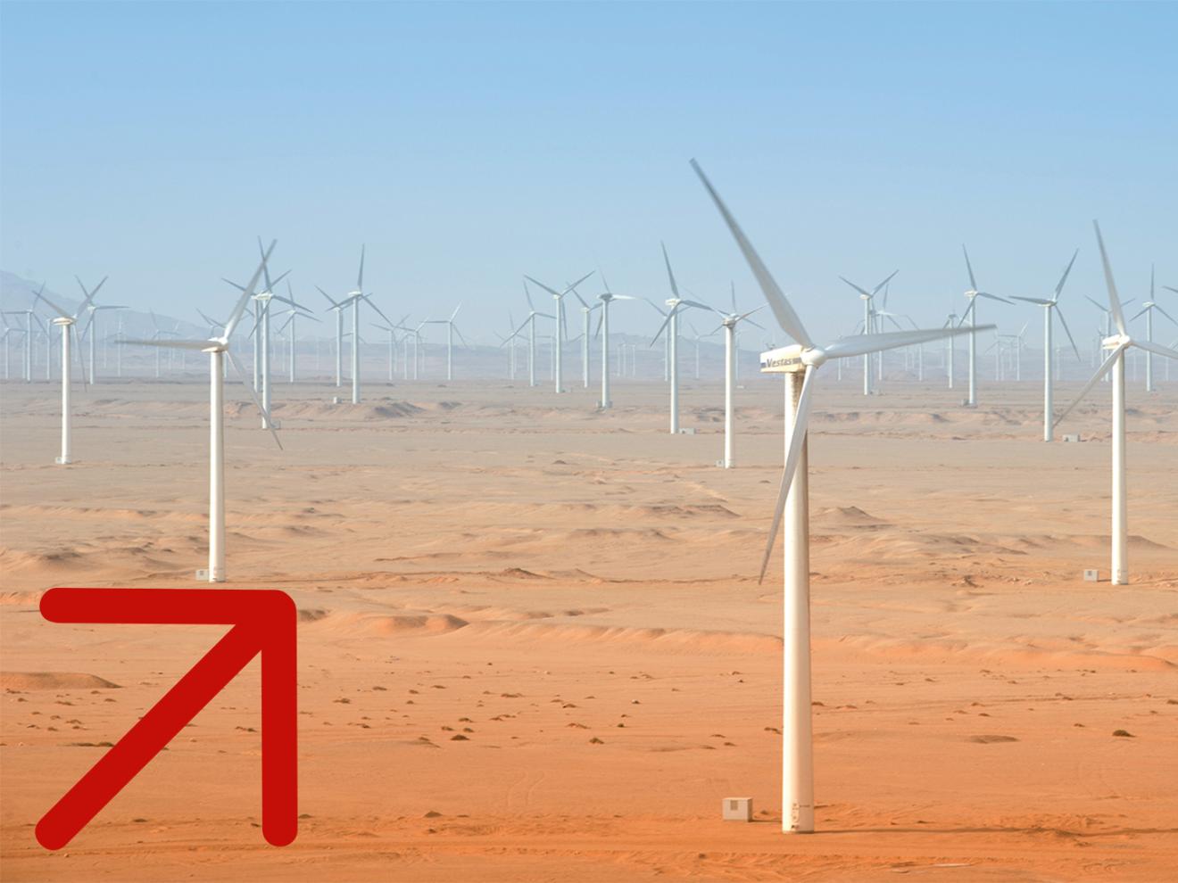 Windräder stehen in einer Wüste